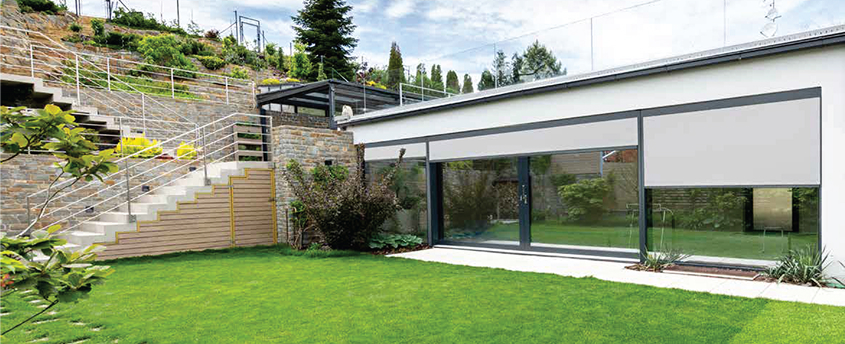 Rodina v domě se stínící technikou