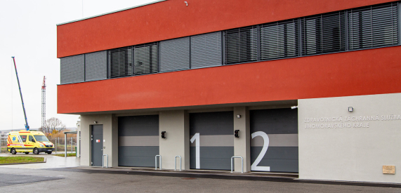 Průmyslová vrata v moderní výrobní hale